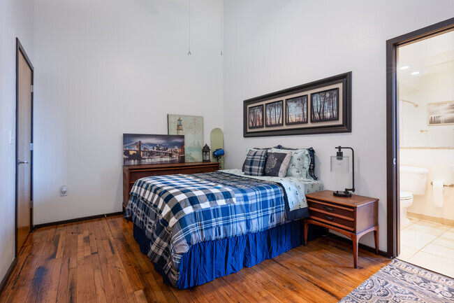 2BR, 2BA - 1097SF - Second Bedroom