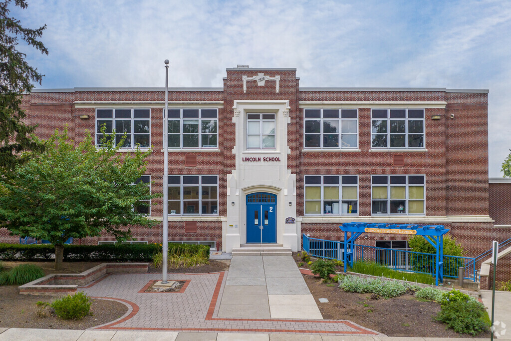 Lincoln Elementary School in Emmaus has a Niche.com rating of B.