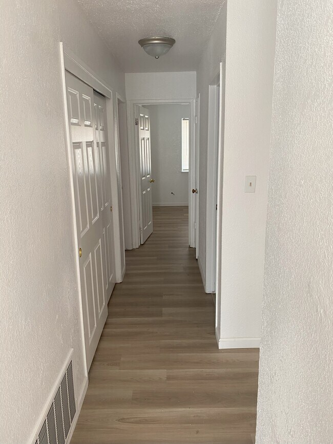 3332 Explorer Dr, Sacramento, CA 95827 - photo 5