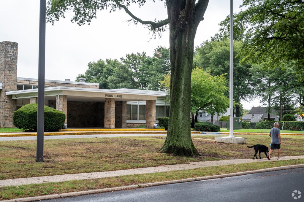 Fork Lane School in Hicksville has 271 students in Hicksville, NY.
