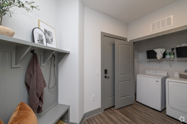 2BR, 2BA - 1,321SF - Entry / Laundry