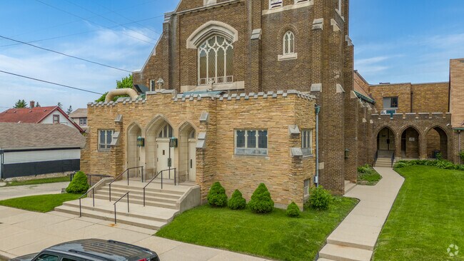 Students can enjoy the historic campus at Siloah Lutheran School.