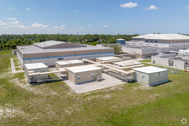 Oak Hammock Middle School in Ft Myers ranks below average in testing scores.