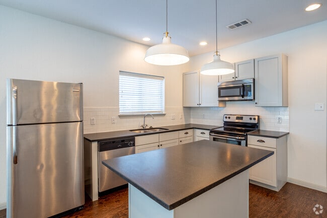 1BR, 1BT - 800SF