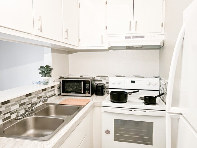 Cook in style in this fully renovated kitchen with new appliances and tile finishes.