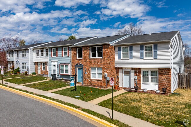 Quaint row of condos found in southern Damascus.