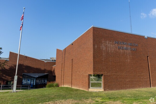 Jackson-Milton Elementary School has 371 students in Jackson.
