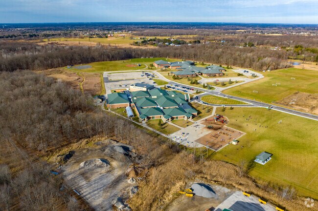 Oaktree Elementary School has a student population of 521 students.