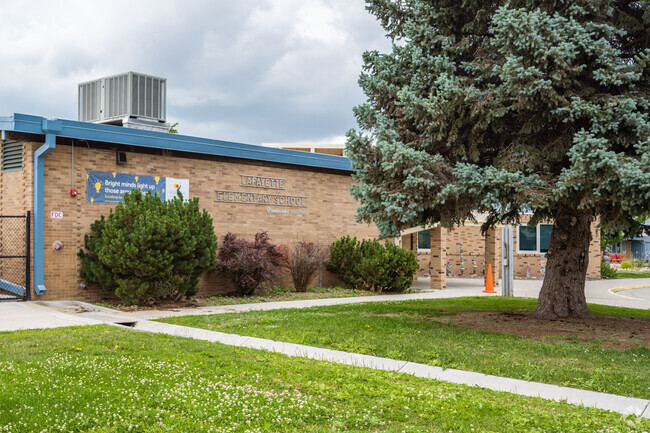 The main building and sign at Lafayette Elementary School in Lafayette, Colorado.