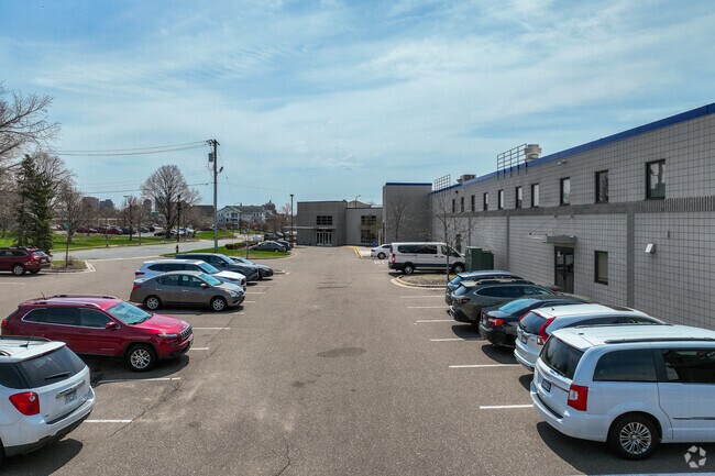 Banaadir Academy School enrolls 96% of economically disadvantaged students.