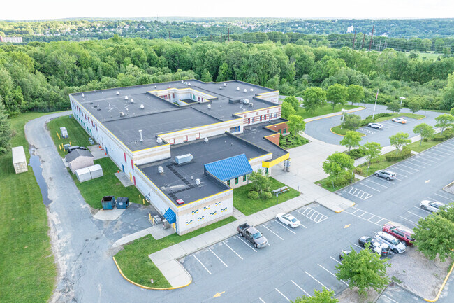 Locals love Wakefield Hills Elementary School for it's suburban convenience.