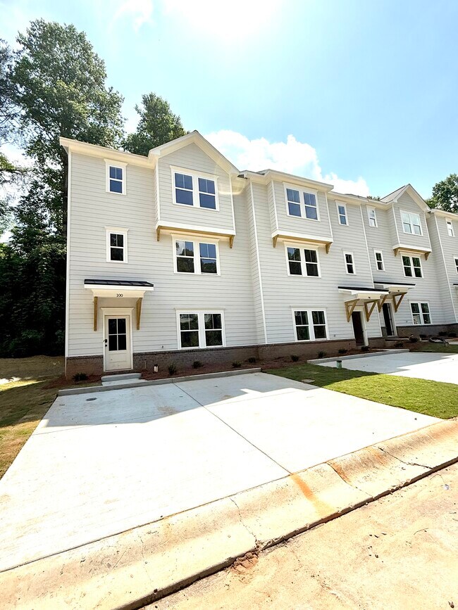 215 Stephens St, Dahlonega, GA 30533