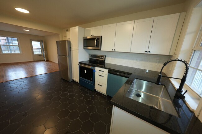 1640 W Northwest Blvd unit 2, Winston Salem, NC 27104 - photo 2