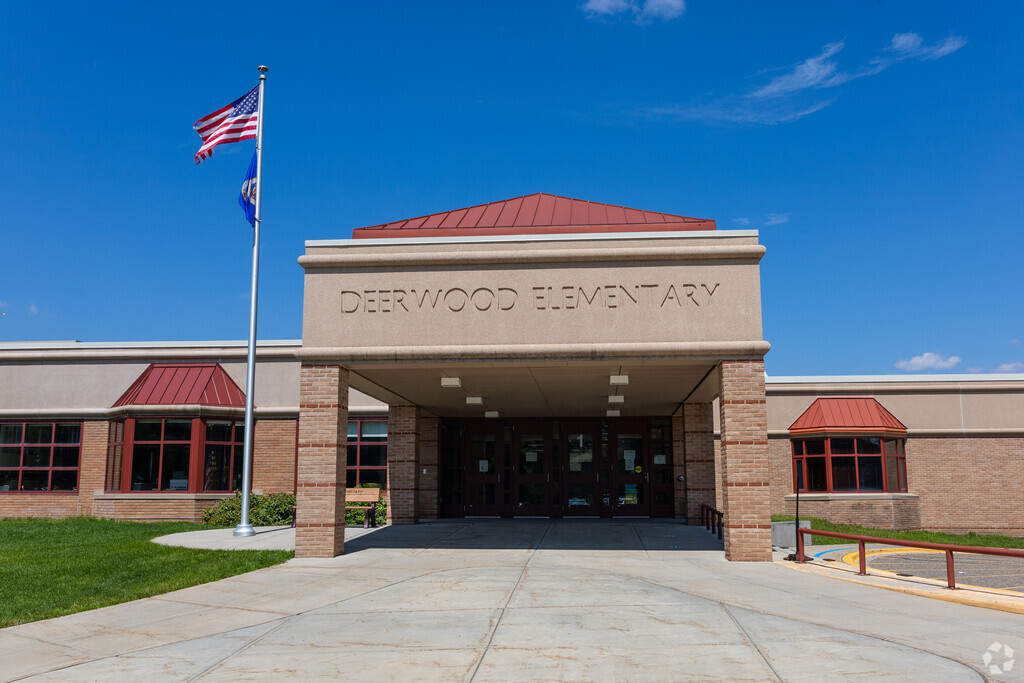 Deerwood Elementary School front entrance in the Eagan/Westcott/Inver Grove Heights.