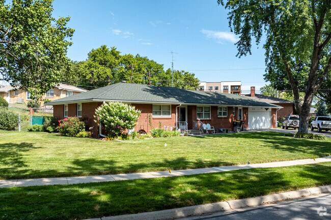 Sidewalks are found throughout the Taylor Park neighborhood.
