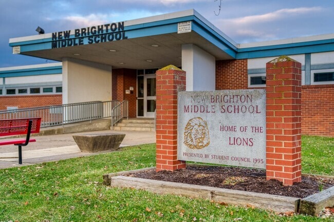 New Brighton Area Middle School has a 11 to 1 student-teacher ratio.