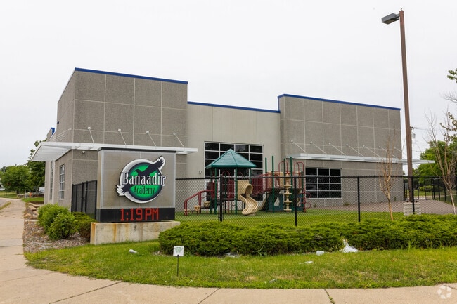 Banaadir Academy is in the Near North neighborhood.