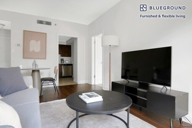 200 E Chestnut St unit FL16-ID623, Chicago, IL 60611 - photo 3