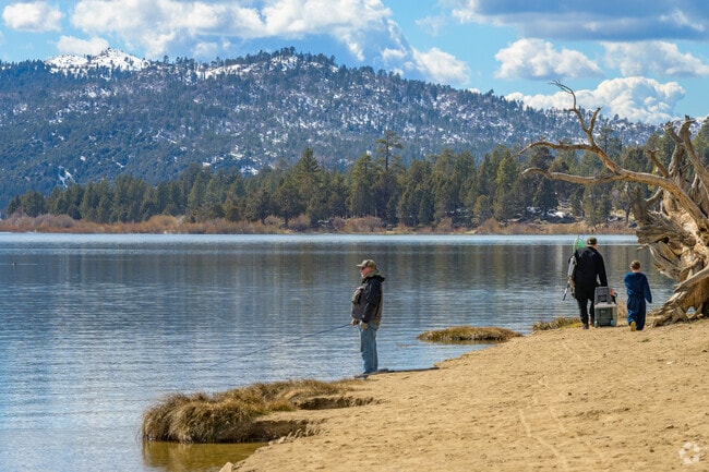 It's only a short hike to Woodland Trail 1E23 for a nice view and for a fishing spot.