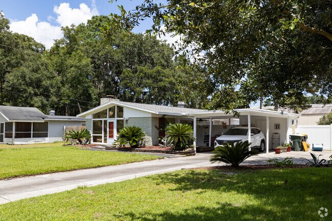 Some homes in Windsor Forest are mid-century modern in style.