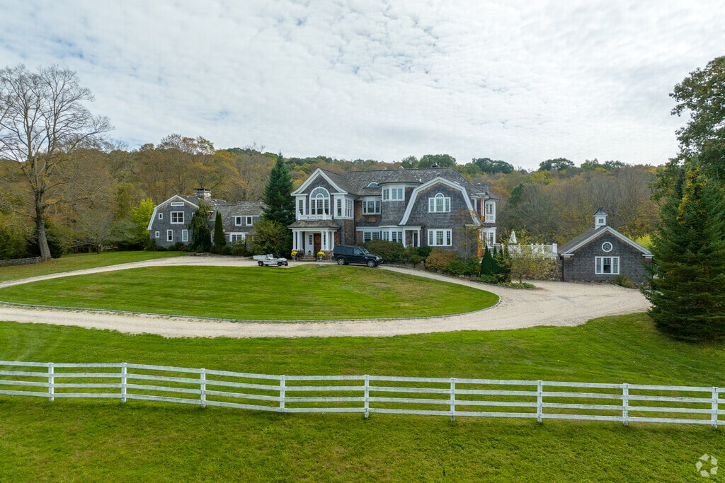Sprawling homes in Washington sit on gorgeous farm land.