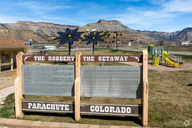 In 1904, notorious outlaw Kid Curry attempted a train robbery near Parachute, Colorado, as part of Butch Cassidy’s gang. The failed heist led to a dramatic chase through Battlement Mesa, now marked for visitors.