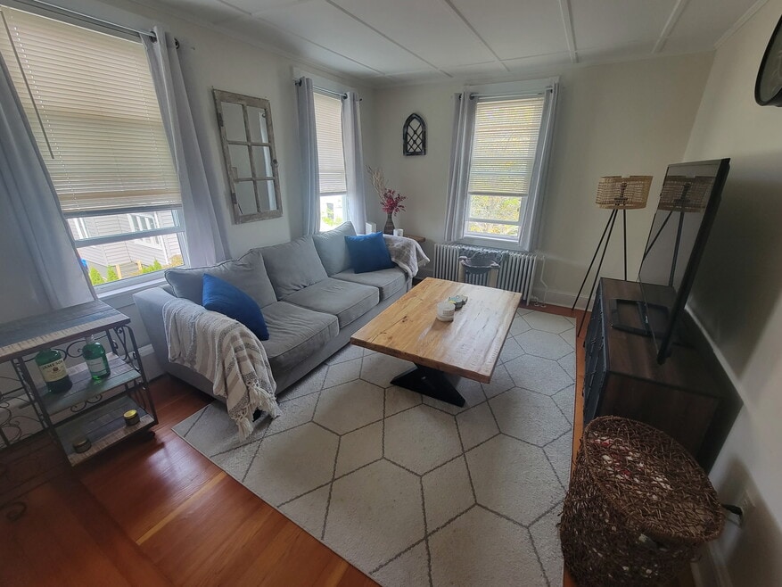 19 Dixon St unit 2, Newport, RI 02840 - photo 1
