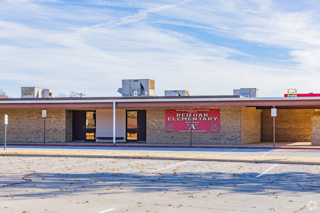 Red Oak Elementary School provides education in the neighborhood of Kingsridge.