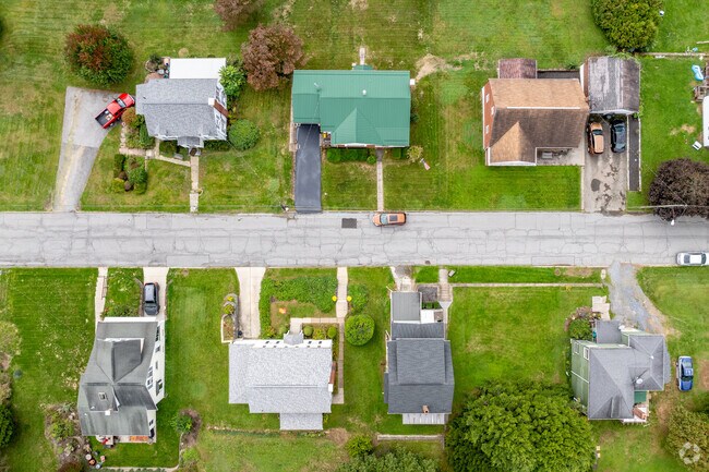 The homes along the quiet streets of Oakland offer plenty of space for homeowners.