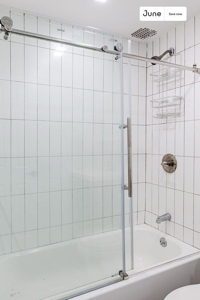 324 1/2 E 8 St unit 3B, New York City, NY 10009 - photo 7