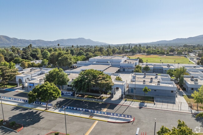 GreatSchools parent and local reviews gives Fillmore Middle School a 4/5 rating.