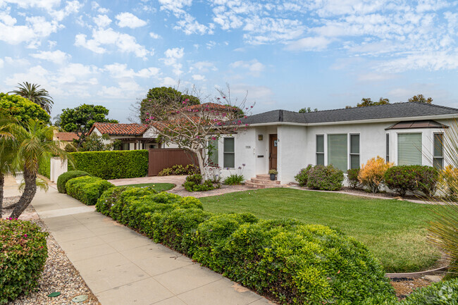 Ranch homes populate the side streets of Wooded Area.