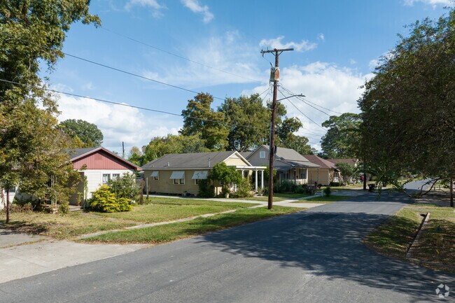 Being one of the older ares of Lafayette, Heymann Park leans towards charming, historic housing.