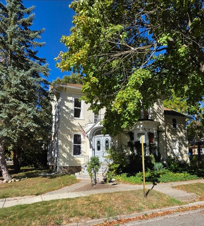 605 N Calhoun St, Lapeer, MI 48446