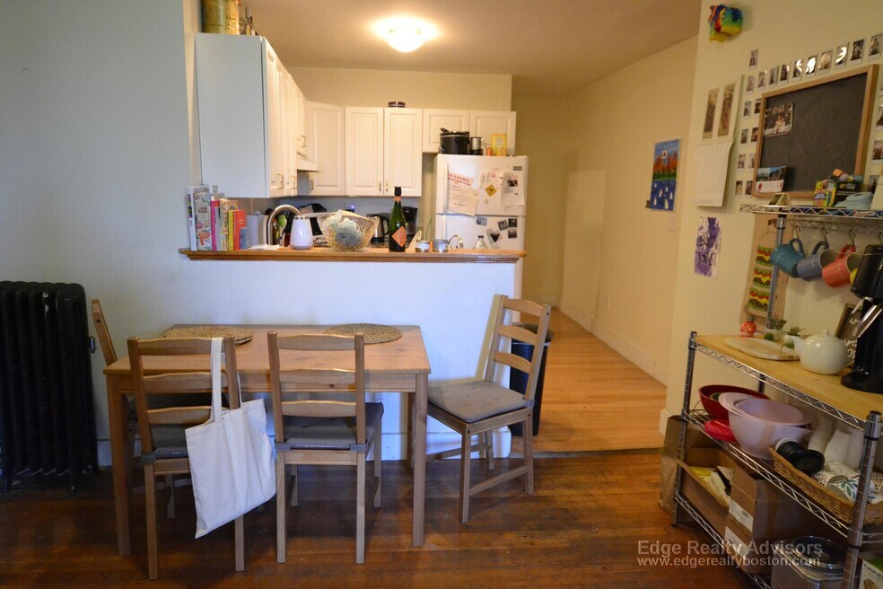 132 Pleasant St unit 2, Brookline, MA 02446 - photo 1