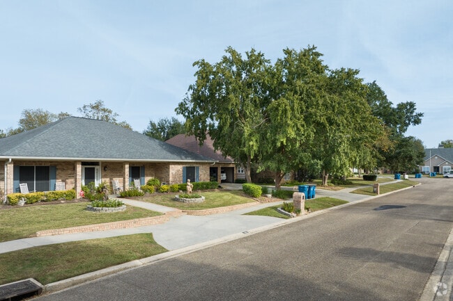 The residential streets of Monteigne are quiet and clean.