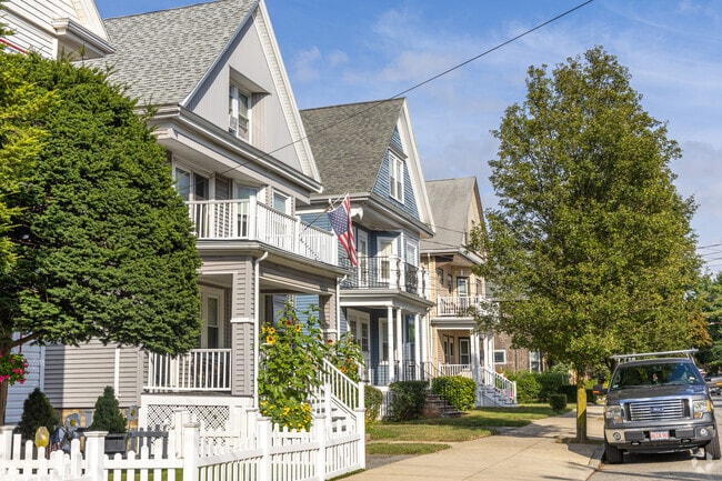 A row of multi-family homes along Glendale streets gets abundant sun.