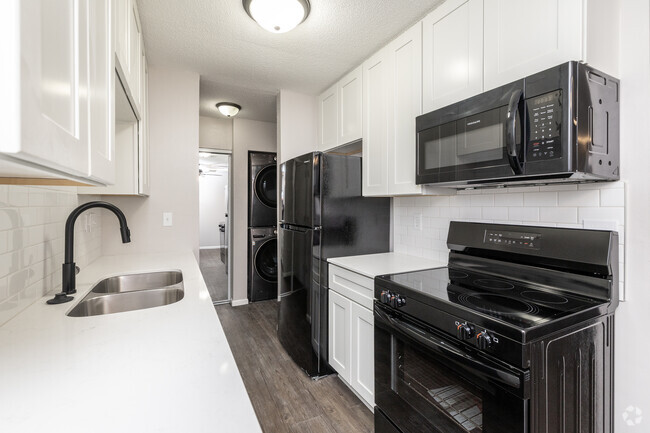 1BR, 1BA - 620SF - Kitchen