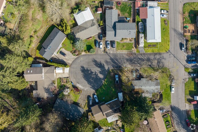 Greenery and cul-de-sacs often surrounded the homes of the Lewelling Neighborhood.