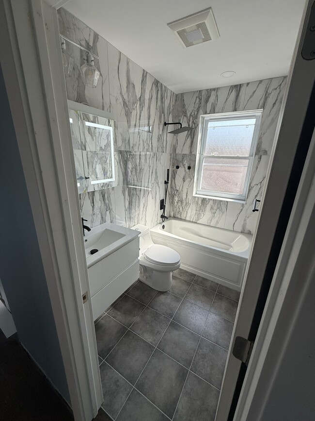 5707 N Christiana Ave Unit 2, Chicago, IL 60659