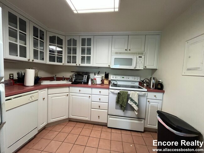 1244 Beacon St unit 8B, Brookline, MA 02446 - photo 3