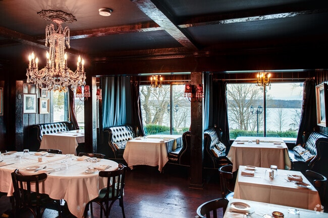 Cedar Knoll Restaurant offers American and French cuisine with waterfront views in Mount Vernon.