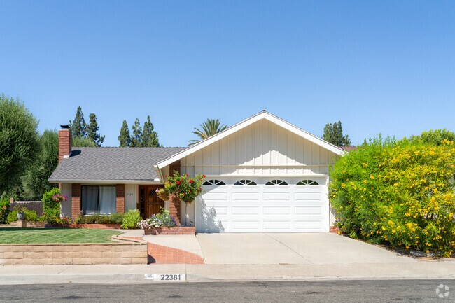 Single-story modern builds are available to rent or buy all throughout North Laguna Hills.