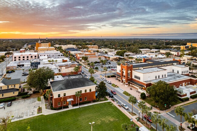 Leesburg’s walkable downtown offers local restaurants, breweries, shops and art galleries.