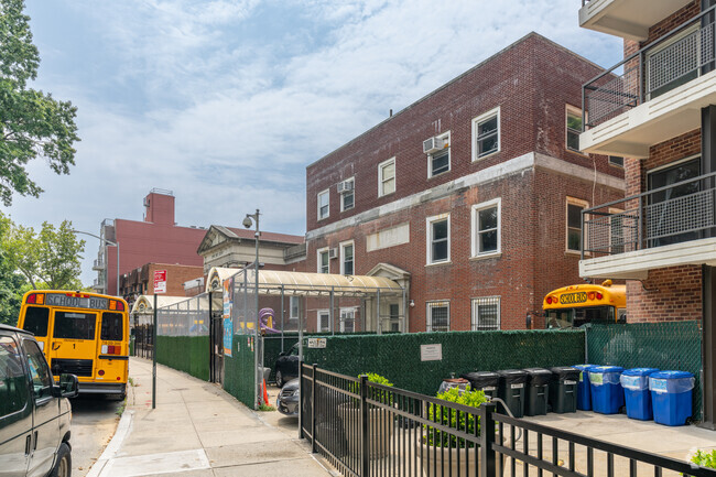 Yeshiva Sha'arei Zion has a student-teacher ratio of 9-1.