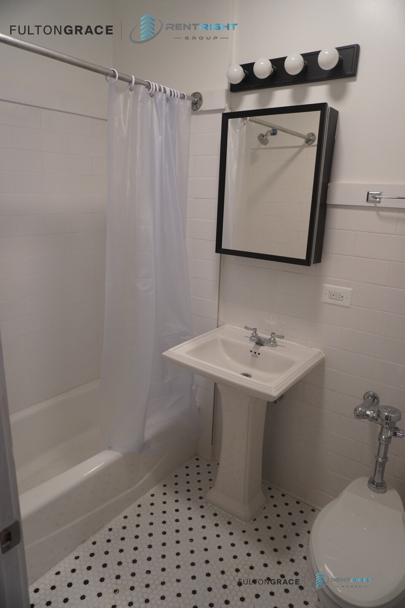 1712 W Albion Ave unit 1716-GDN E, Chicago, IL 60626 - photo 1