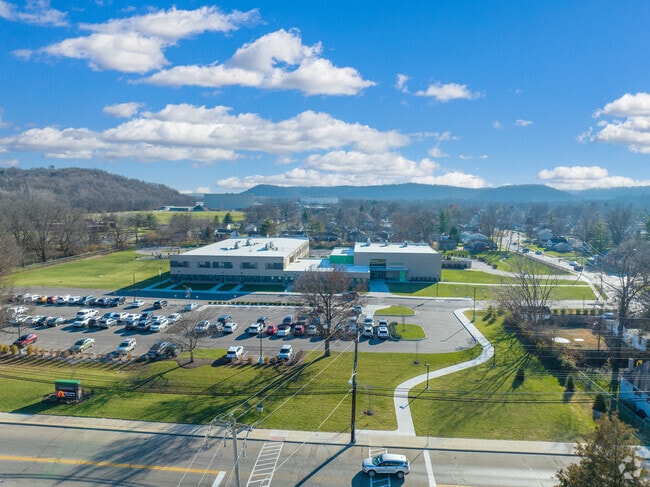 There are many homes that are near the school.