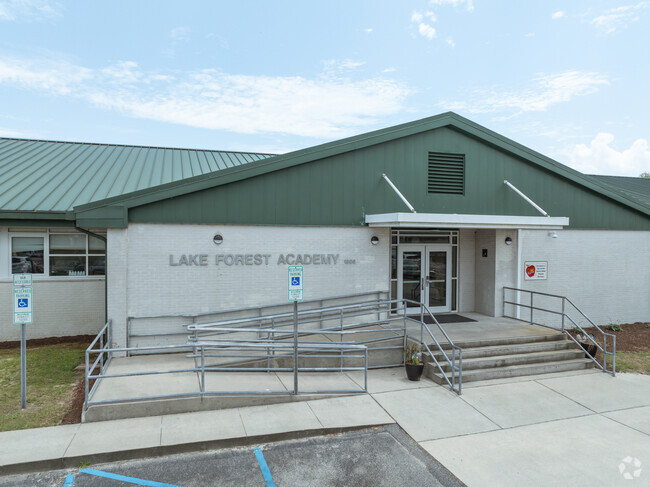 The student-teacher ratio is 2:1 at Lake Forest Academy.