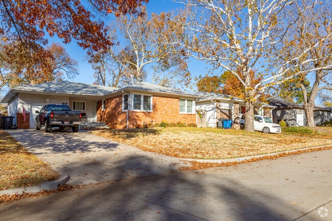 Sonoma-Midtown offers beautiful yards for residents to enjoy the outdoors.