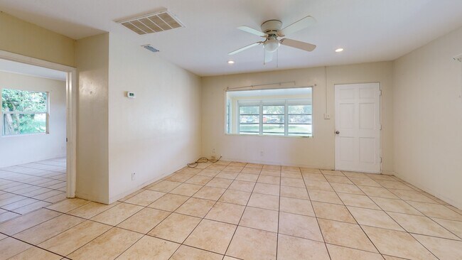 5136 Studio Dr, Zephyrhills, FL 33542 - photo 2
